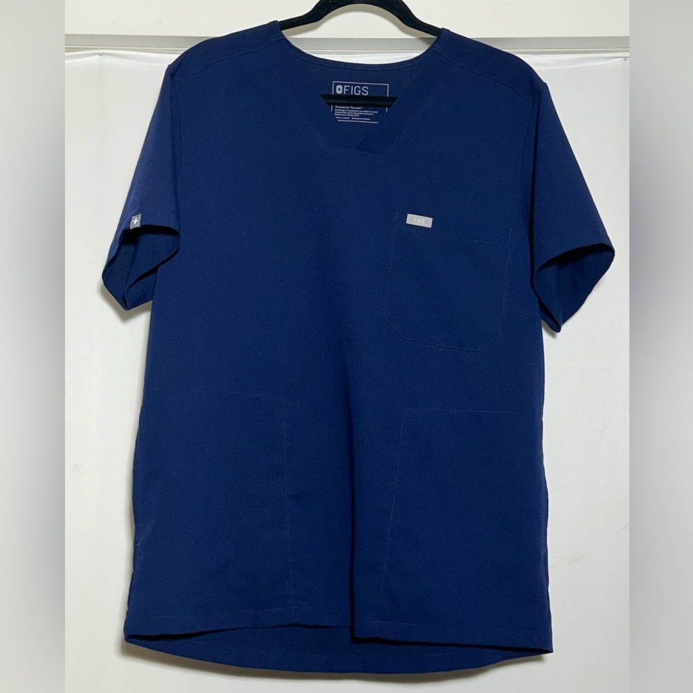 Men’s Figs Chisec Three pocket scrub top, size Medium, Navy blue